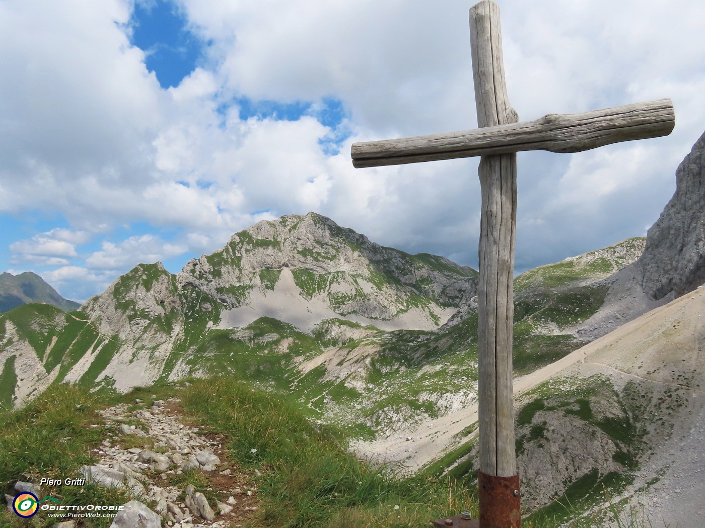 62 Dalla crocetta del Passo di Gabbia (2070 m) vista sul Mandrone , la Corna Piana, la Bocchetta di Corna Piana.JPG